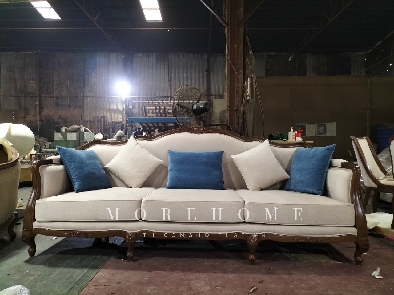 Sofa dài tân cổ điển cho không gian Biệt thự nhà bạn. Phần khung sofa sử dụng gỗ tự nhiên Óc chó nhập khẩu,sơn PU cao cấp.Nệm ngồi la sự kết hợp giũa nỉ Bỉ cao cấp và nệm mút Latex Nhập khẩu Nhật Bản.