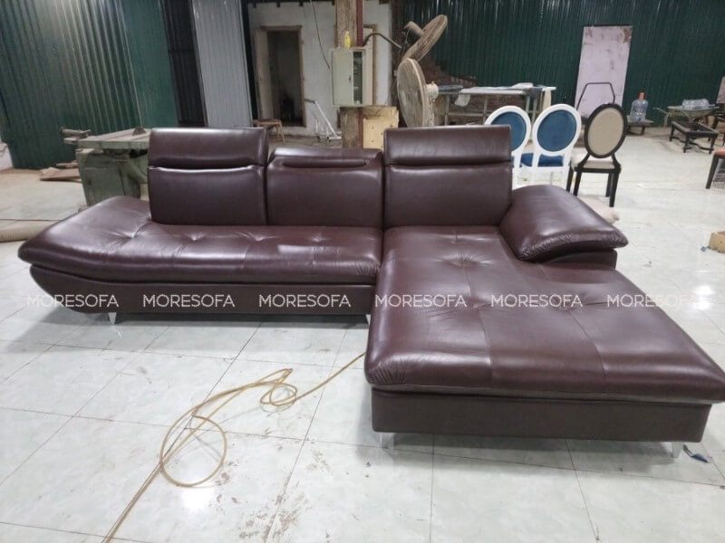 Sofa góc L bọc da bò thật màu nâu sang trọng, đẳng cấp, tựa lưng gật gù thoải mái khi dựa vào cho khách ở chung cư Metropolis.