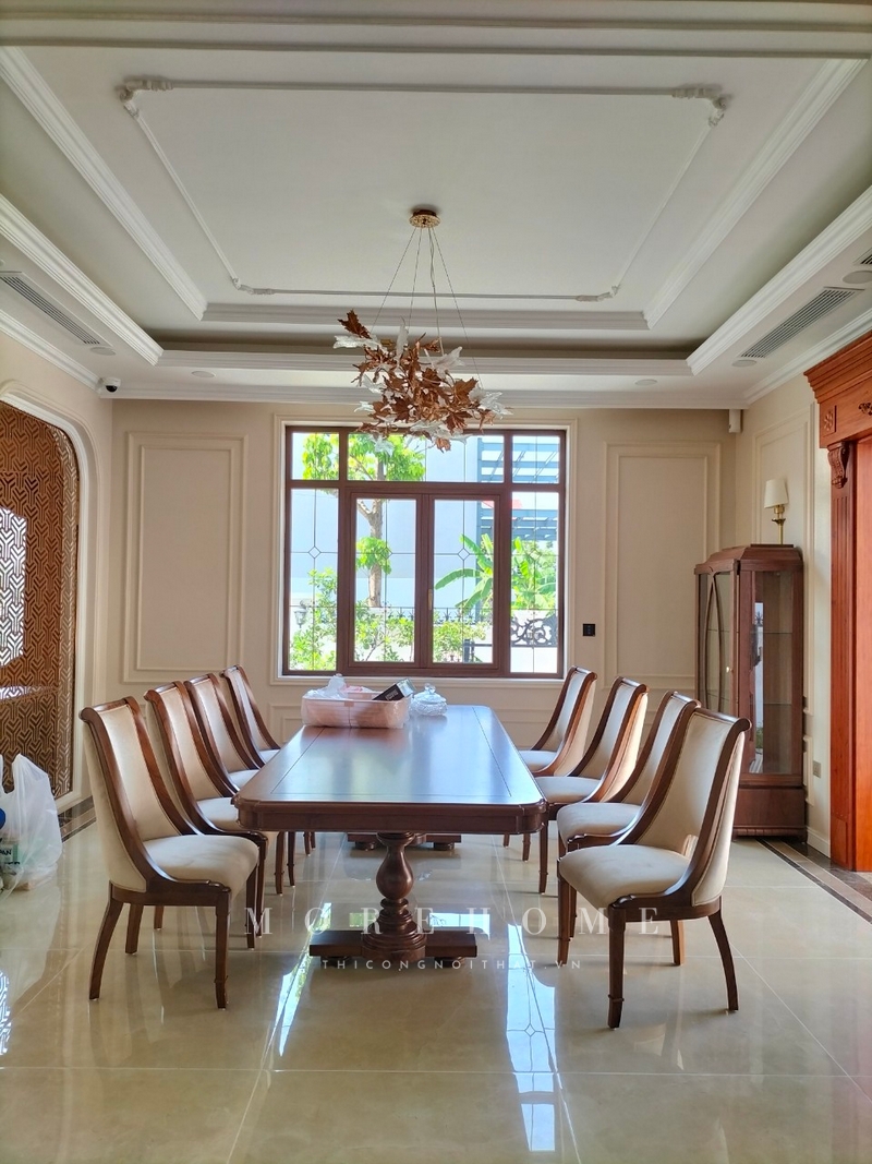 Thi công bộ bàn ăn 8 ghế khung gỗ óc chó bọc da màu be tân cổ điển có tựa lưng thoải mái trong sử dụng, sang trọng, thẩm mỹ