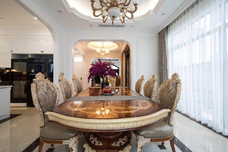 Morehome thiết kế bộ bàn ăn không có quá nhiều đường nét, nhưng chỉ với những đường cong nhẹ nhàng đã đủ để tạo nên một không gian có chất tân cổ điển.