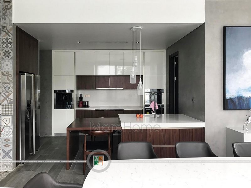 lãng mạn Việc thi công nội thất phòng bếp hiện đại với màu tông nâu trầm thanh sẽ mang lại cho không gian một cảm giác lịch lãng mạn.